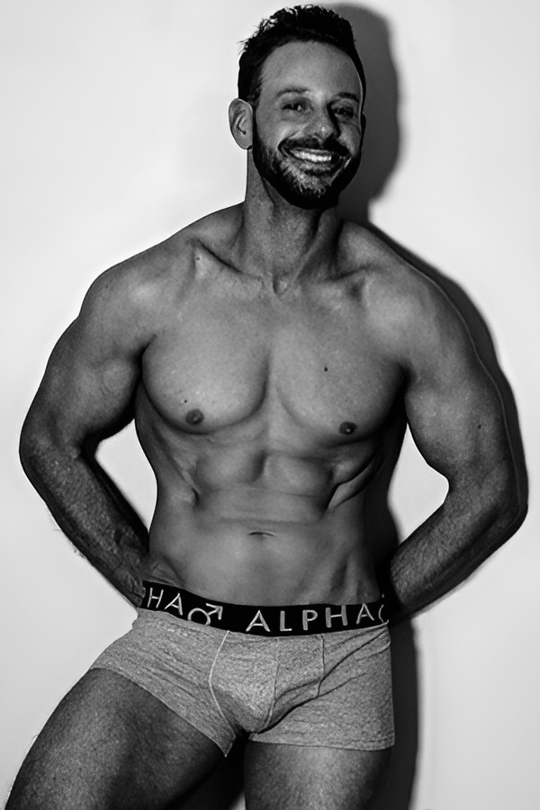 adelaide-topless-waiter-damian
