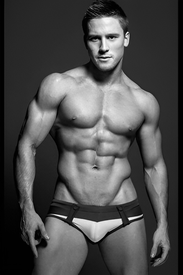 goldcoast-topless-waiter-tombe