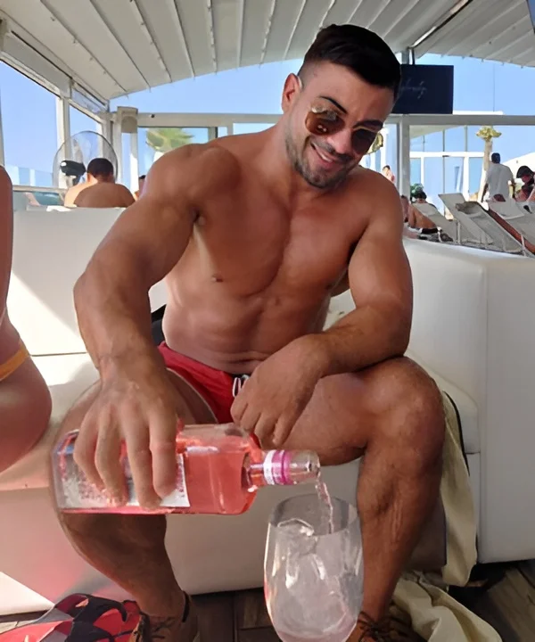 melbourne-topless-waiter-karl