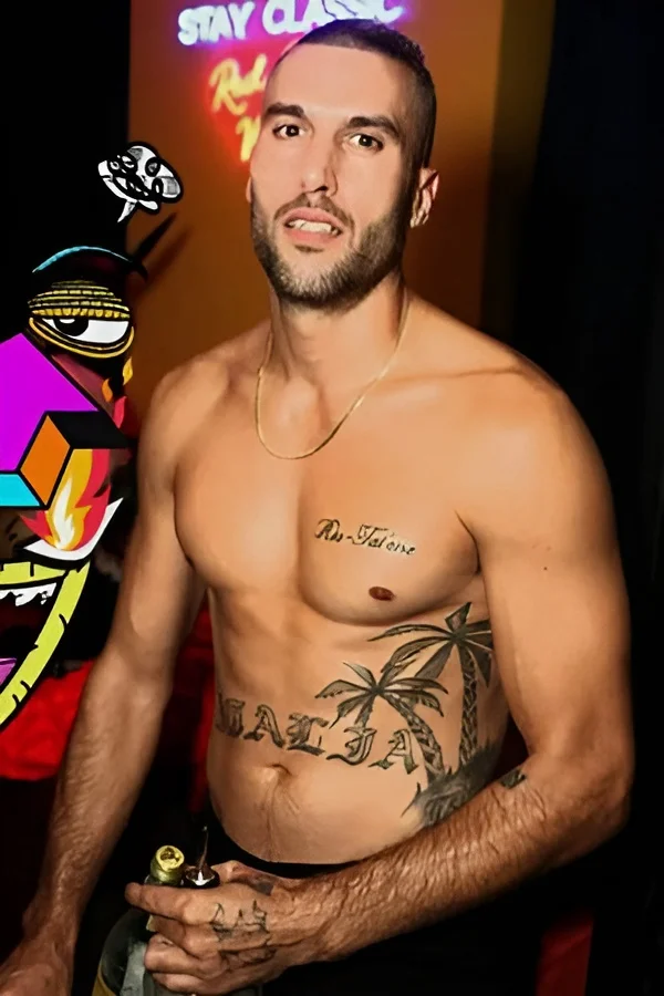 sydney-topless-waiter-carlo (1)