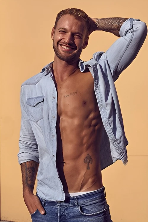 sydney-topless-waiters-eduardo (1)