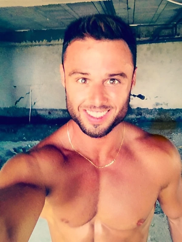 topless-waiter-melbourne-arnaud (1)