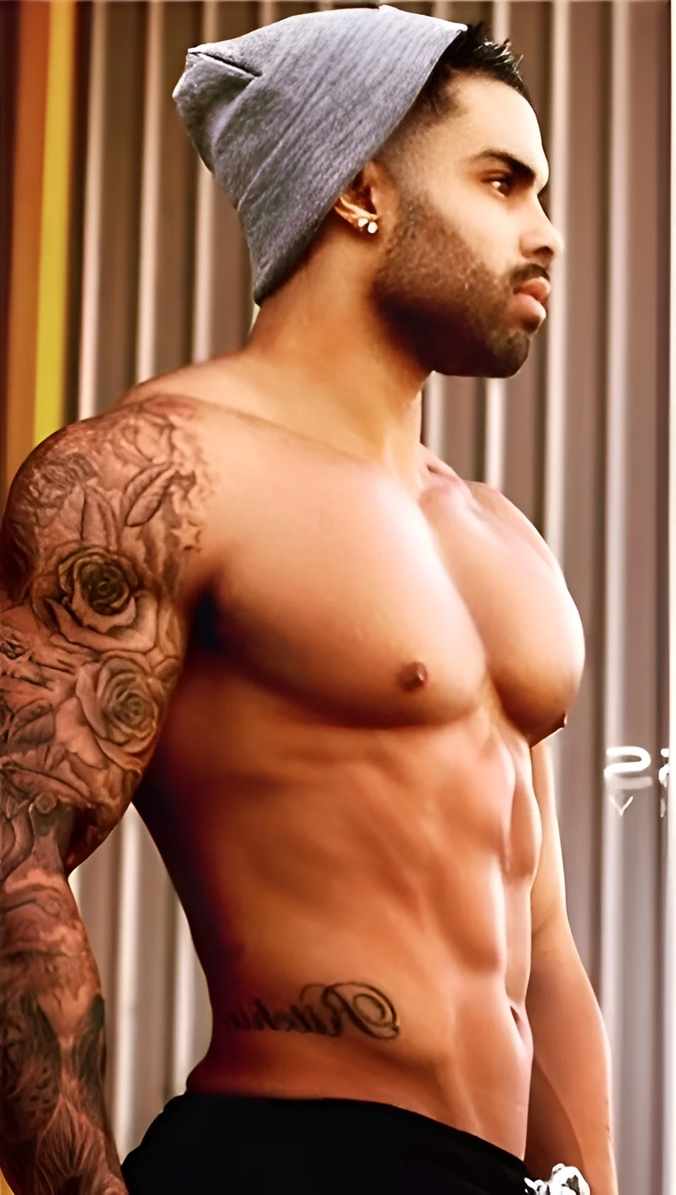 topless-waiter-sydney-alexg
