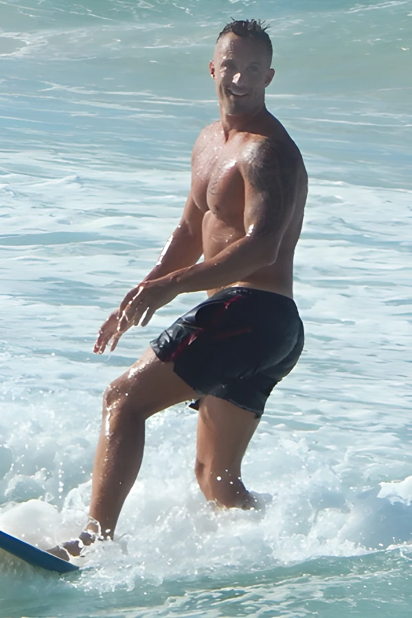 topless-waiters-brisbane-thibaut