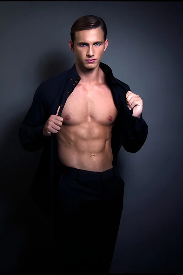 topless-waiters-sydney-ashton (1)