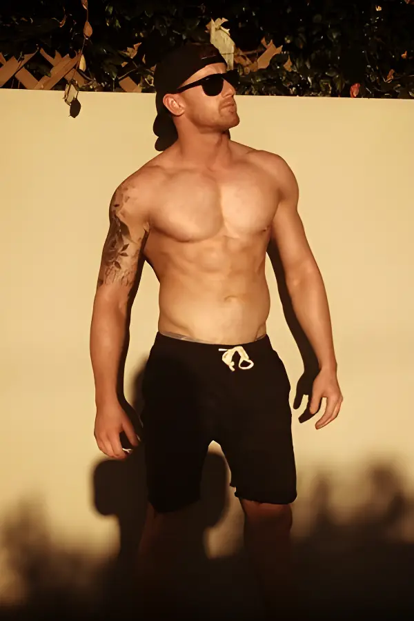 topless-waiters-sydney-taylors